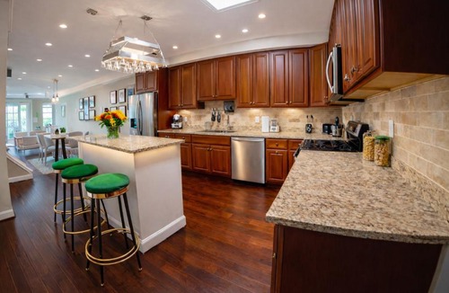 Washington House | Grand DC Group Retreat Sleeps 22 6BR 14 Beds 2 Living Rooms Free Parking