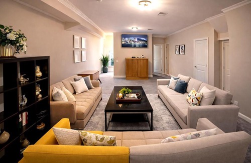 Washington House | Grand DC Group Retreat Sleeps 22 6BR 14 Beds 2 Living Rooms Free Parking