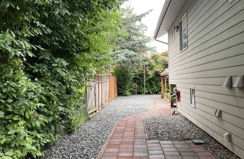 Spenard House | Great Anchorage Mid-Town Location