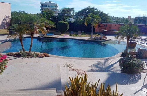 El Tezal Apartment | Great Location ! King bed studio apt Pool Wifi Netflix BBQ—2 blocks to the beach