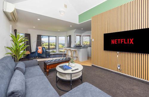 Hamilton House | Great Short-Mid Term Stay! River Views & Games Room
