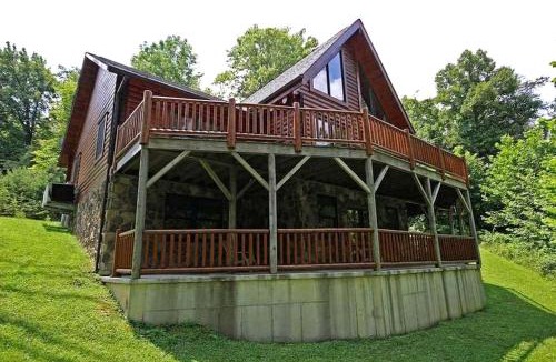 Rockbridge House | Group Spacious Cabin with Hot-Tub and Picnic Areas in Ohio