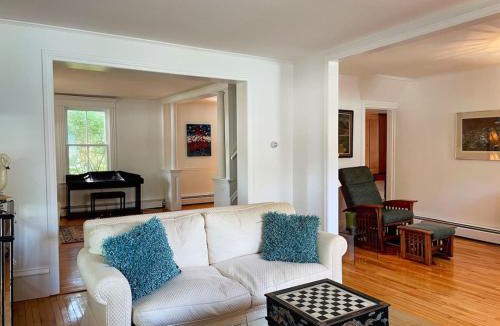 Wellington House | Gwyn Haven - Spacious Charming Century Home in Wellington