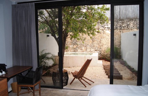 Barrio de Santiago Hotel | Habitación de lujo con king Size y alberca privada en el centro de Mérida.