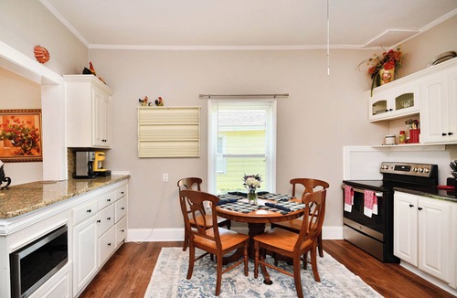 Dunean House | ✨Hen House 🏠 Minutes From Main St. Fenced in Yard!