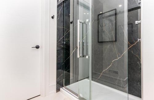 Willowdale Apartment | Hillcrest Modern House