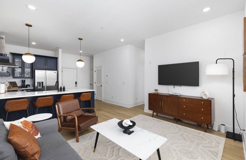 Cleveland Park House | Hip New Condo near Broadway, Trendy Area - 5 Beds!