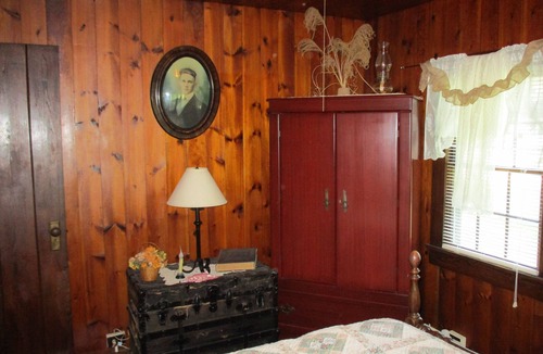 Kegley House | Historic cabin-close to I-77, antiques/Wi fi, great bath, a visit 'back in time'