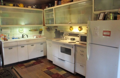 Kegley House | Historic cabin-close to I-77, antiques/Wi fi, great bath, a visit 'back in time'