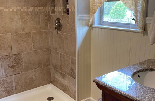 Kegley House | Historic cabin-close to I-77, antiques/Wi fi, great bath, a visit 'back in time'