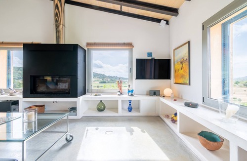 Manacor House | Holiday Home 'Desigual' with Mountain View, Wi-Fi and Air Conditioning