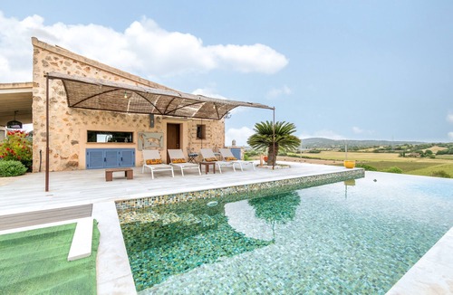 Manacor House | Holiday Home 'Desigual' with Mountain View, Wi-Fi and Air Conditioning