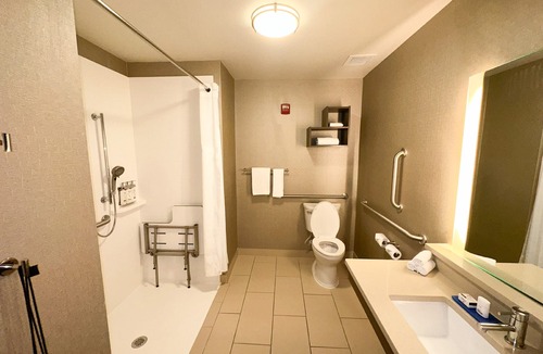Plymouth Hotel | Holiday Inn Express & Suites Plymouth - Ann Arbor Area by IHG