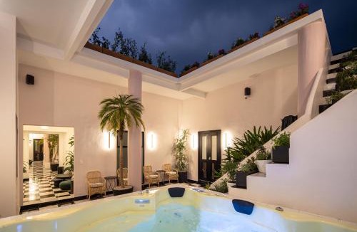 Centro Villa | HOLT's Casa De Mi Independencia