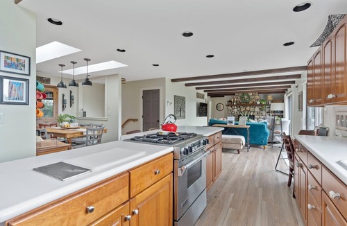 Oxford House | Home Away from Home with Mountain Views over Oxford Hills