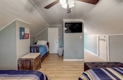 Texas City House | Home short drive to Texas City Dike, Galveston Island, Kemah Boardwalk & NASA
