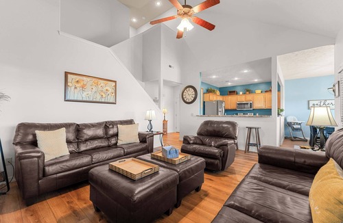 Branson West House | Honey Bee Inn w/Communal Amenities & More!