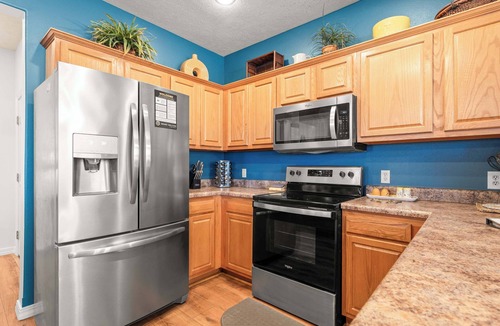 Branson West House | Honey Bee Inn w/Communal Amenities & More!