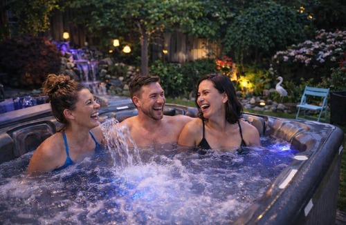 Regional District of Nanaimo House | Hot tub | central | Clean | Quiet | private suite| 3 Queen Beds Close to NRGH