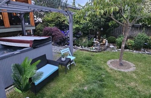 Regional District of Nanaimo House | Hot tub | central | Clean | Quiet | private suite| 3 Queen Beds Close to NRGH