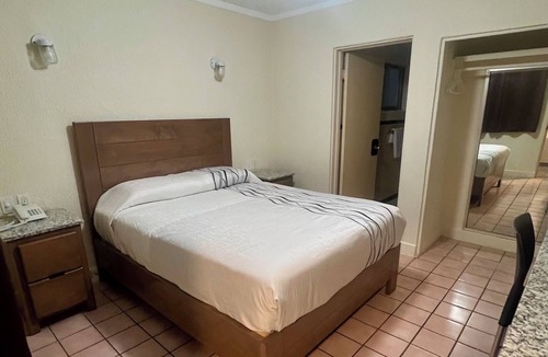 Avenida Revolucion Hotel | Hotel León