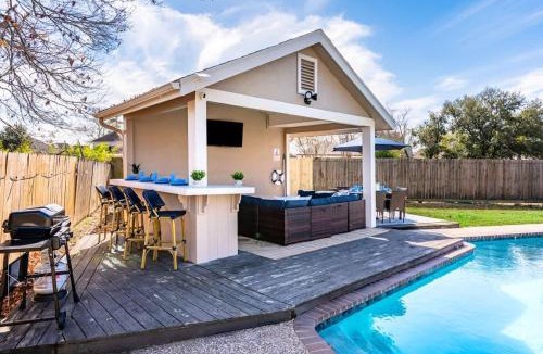 Atascocita House | Houston Escape Heated Pool Cabana & Game Room