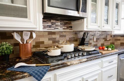 Atascocita House | Houston Escape Heated Pool Cabana & Game Room