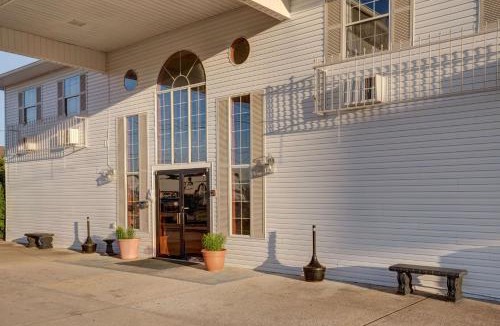 Branson Theater District Hotel | Howard Johnson by Wyndham Branson Theatre District