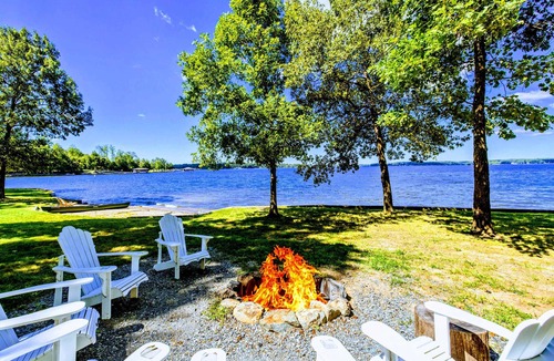 Bumpass House | Huge 8BR Lakefront Lake Anna, Beach, Dock, Hot Tub