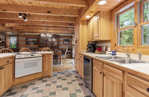 Townsend Cabin | HUGE FAMILY CABIN - 5 bdrm/4.5 bth, Game Room, Hot Tub, Playhouse, Bonfire Pit