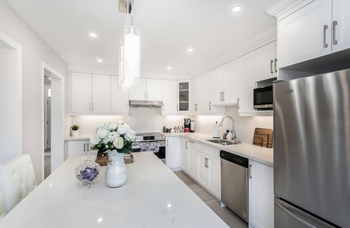 Vaughan House | Immaculate Pet & Smoke-Free Haven Near Wonderland