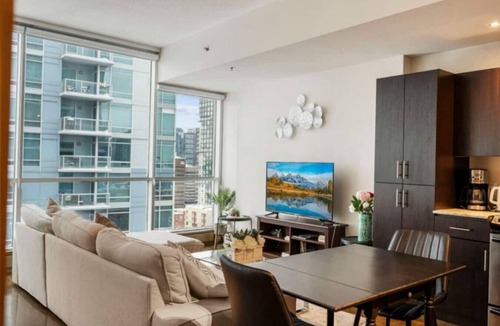 Beltline Apartment | King Bed | DT Views | UG Park | Walk to Saddledome