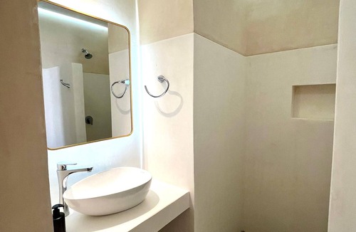 La Ventana Apartment | King Room #8 with Partial Sea View, Fast Wifi and Laptop friendly