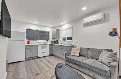 Citrus Heights House | King Suite House guest house, heated pool, spa, pool table, ping pong