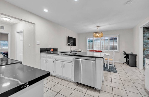 Citrus Heights House | King Suite House guest house, heated pool, spa, pool table, ping pong