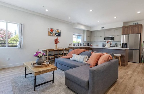 Sherman Oaks Apartment | L.A Haven Spacious Townhome