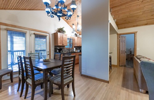 Reeds Spring Cabin | L069, Lakeside Delight 2Br Lakefront Cabin