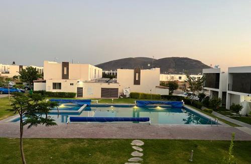 Ayala House | La casa frente a la alberca