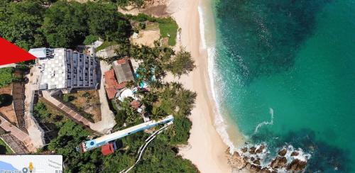 Bacocho Hostel | La Coral Beach House