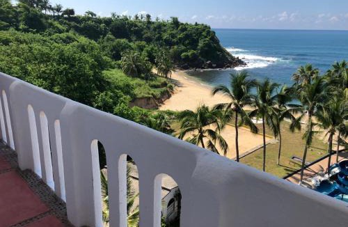 Bacocho Hostel | La Coral Beach House