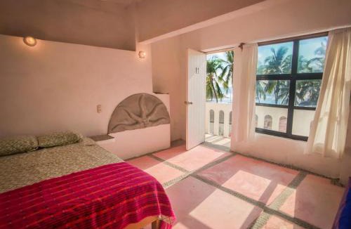 Bacocho Hostel | La Coral Beach House