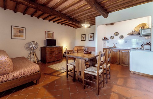 Greve in Chianti Apartment | La Loggetta apartment in farmhouse with swimming pool surrounded by greenery