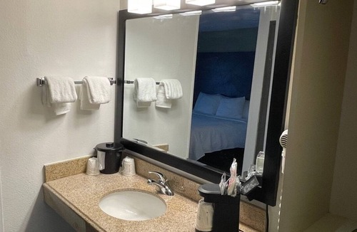 Springdale Hotel | La Quinta Inn and Suites by Wyndham Cincinnati North