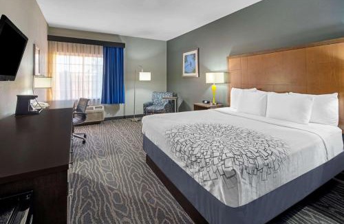 Monte Alto Hotel | La Quinta Inn & Suites by Wyndham Mercedes Outlet Mall