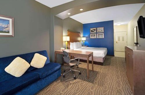 Monte Alto Hotel | La Quinta Inn & Suites by Wyndham Mercedes Outlet Mall