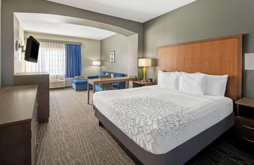Monte Alto Hotel | La Quinta Inn & Suites by Wyndham Mercedes Outlet Mall