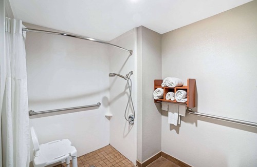 Powell Hotel | La Quinta Inn & Suites by Wyndham Knoxville North I-75