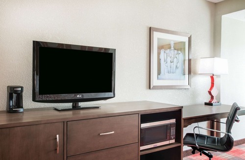 Capitol Heights Hotel | La Quinta Inn & Suites by Wyndham DC Metro Capital Beltway