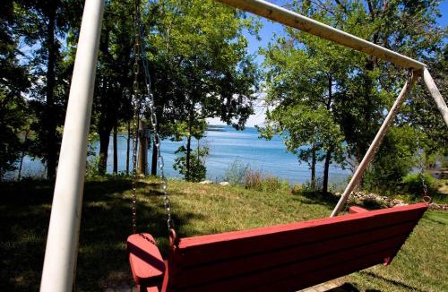 Big Cedars Apartment | Lake Front King Suite: Full Kitchen-Lakefront Deck- Shared Hot Tub