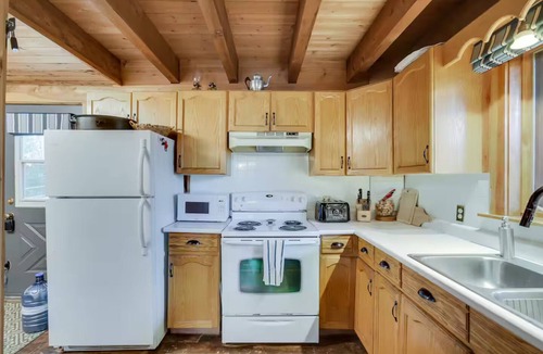 Bracebridge Cottage | Lake Muskoka Escape - McVittie Island|Wifi|Firepit
